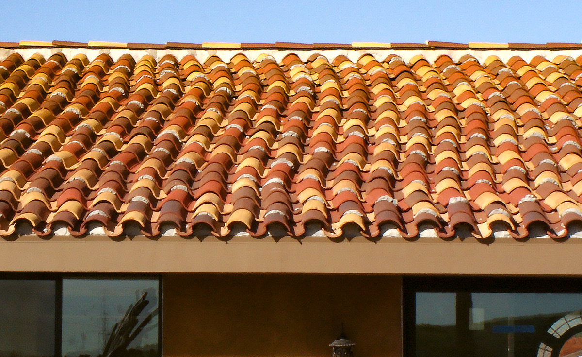 Serpentine roof installation detail of Classic "S" Mission clay roof tile with two piece eave line in 14.3% 2F43-SSC Villa Rosso Blend, 19% 2F43-SC Brick Red Sandcast, 7.4% 2F45-SSC Tierra Brown Blend, 26% 2F45-SC Tobacco Sandcast, and 33.3% CB46-SC Rustic Tuscan Blend on home in Ventura California.