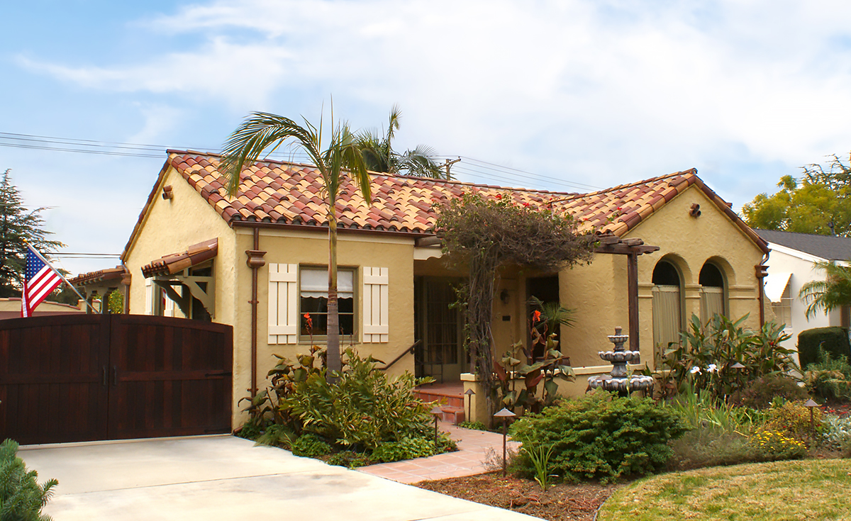 Single story home in Pasadena California with Classic S Mission clay roof tile in Marco Blend consisting of 50% F4645-MSC Tuscan Gold Blend, 20% 2F45-SC Tobacco Sand Cast, and 30% 2F43-SSC Villa Rosso Blend and a two piece eave line installation
